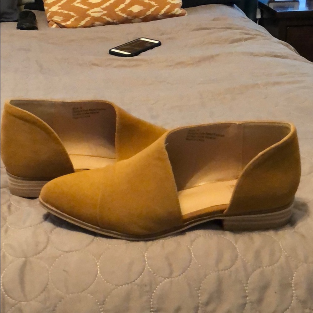 Open sides flat booties